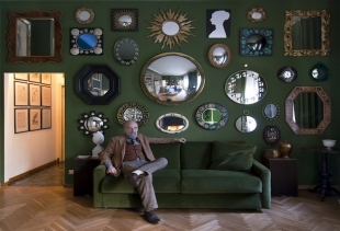 Barnaba Fornasetti in his living, with Piero's mirror, courtesy Fornasetti