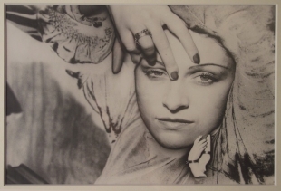 Man Ray, Portrait de Dora Maar - Solarisation, 1936, Collection J-P. Godeaut, Paris,<br />
on show at Palazzo Fortuny