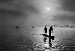 Tribe Waura: fishermen on the lake Pyulaga (Mato Grosso, Xingu), Brasil 2005/Salgado/Amazon Images