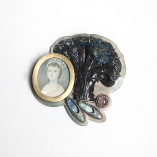 Barbara Paganin, Memoria Aperta n.11, 2011-2013<br />
oxidate silver, miniature on ivory, glass, tourmaline, cabochon, golden<br />
Picture: Alice Pavesi Fiori<br />
