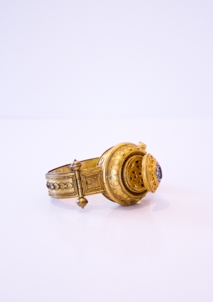 Bracelat in golden lacquered silver, with scent holder and small hair cuts holder, Rome 1860/1870, H: 75 mm