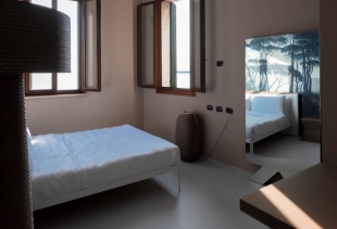VID: one of the six bedrooms, this refurbished by Attico (Noale, Jesolo)