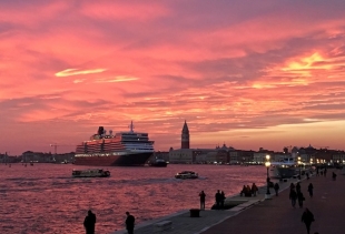 A cruise liner in a joyful sunset (ph. Diana Marrone)