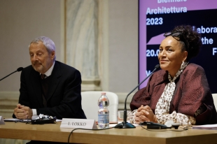 Lesley Lokko (right), Roberto Ciccutto (right), ourtesy Fondazione La Biennale, Venezia Jacopo Salvi