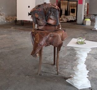 Karen Ryan, Portrait chair (left); Giacomo Ravagli, Alabastro Bedtable, collection Alpi (right), courtesy designboom