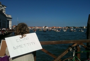 An old gentle pedestrian lady protesting among bikes at Punta della Dogana, courtesy photo pr/undercover