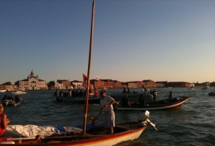 Vogadores protesting by boat at Punta della Dogana against the passage of big cruises, courtesy photo pr/undercover