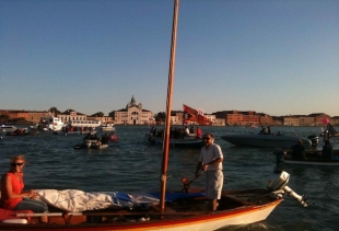 Vogadores protesting by boat at Punta della Dogana against the passage of big cruises, courtesy photo pr/undercover