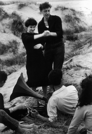 Gianni Berengo Gardin, Lido di Venezia 1958, Courtesy l'autore per gentile concessione per diritto di cronaca dalla Casa dei Tre Oci